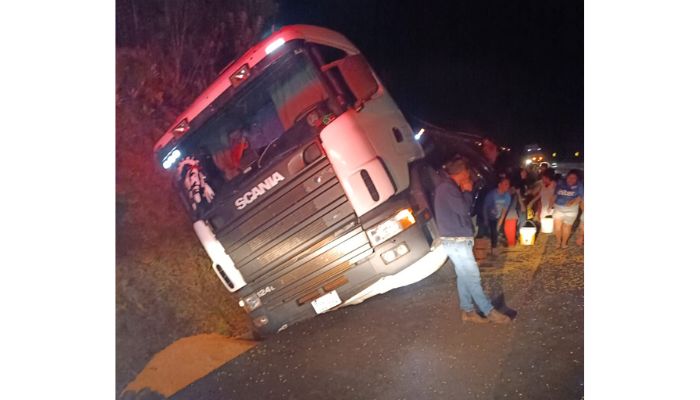 Nova Laranjeiras – Condutor perde controle de caminhão e tem carga toda saqueada no km 476 da BR 277